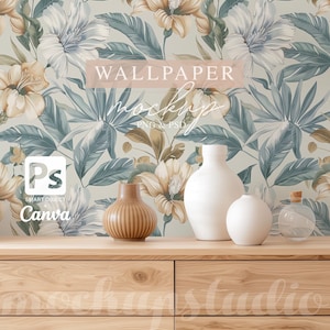 Könnte beinhalten: Ein floraler Tapeten-Mockup mit großen, stilisierten Blumen in Creme-, Blau- und Brauntönen. Die Worte "WALLPAPER mockups" sind zu sehen. Mehrere weiße Vasen und ein Holzschrank befinden sich im Vordergrund.