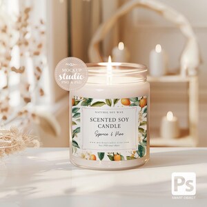 Puede incluir: Una vela blanca con una etiqueta de dise&ntilde;o floral. La etiqueta dice "Natural Soy Wax Scented Soy Candle Spruce & Pine".