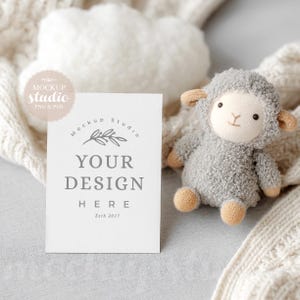 Mockup de convite de aniversário em tons naturais | Modelo de cartão minimalista em PSD | Mockup de chá de bebê neutro em termos de gênero