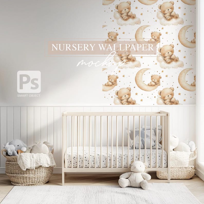 K&ouml;nnte beinhalten: Ein wei&szlig;es Babybett mit einem wei&szlig;en Laken mit schwarzen Punkten und einer wei&szlig;en und goldenen Tapete mit einem sich wiederholenden Muster aus braunen Teddyb&auml;ren, die auf Wolken und Monden schlafen. Die Tapete ist mit goldenen Sternen &uuml;bers&auml;t. Der Text "NURSERY WALLPAPER MOCKUP" ist in brauner Schrift an der Wand geschrieben.