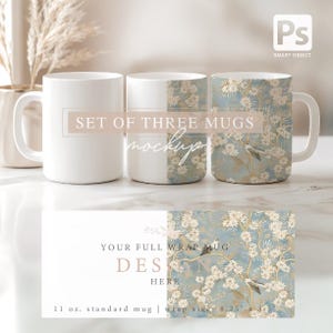 Puede incluir: Tres tazas de cerámica blanca, una lisa y dos con un diseño floral sobre un fondo azul claro. Las tazas son de 312 g y el tamaño del envoltorio es de 21 cm x 8,9 cm. La imagen incluye el texto "SET OF THREE MUGS mockup".