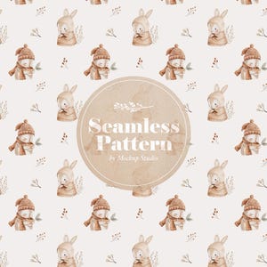 Puede incluir: Un patrón sin costuras con ilustraciones de acuarela de conejos lindos que usan gorros y bufandas de punto marrón. El fondo es beige claro con acentos florales marrones y verdes. El texto "Seamless Pattern by Mockup Studio" se muestra en un círculo marrón.