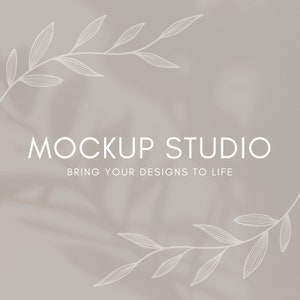 Peut inclure: Fond d'&eacute;cran beige avec le texte blanc &laquo; MOCKUP STUDIO &raquo; et le slogan &laquo; BRING YOUR DESIGNS TO LIFE &raquo;. Des dessins de feuilles blanches ornent les coins, cr&eacute;ant un design doux et &eacute;l&eacute;gant.