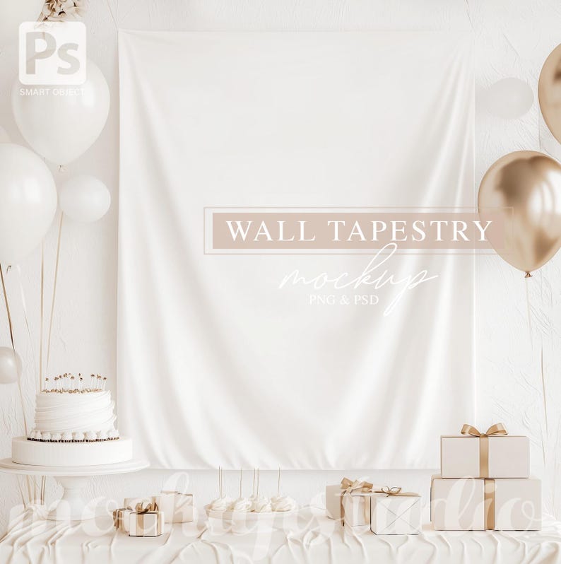 K&ouml;nnte beinhalten: Ein Mockup einer wei&szlig;en Wandtapisserie mit dem Text "WALL TAPESTRY" und "mockup PNG & PSD". Die Szene umfasst wei&szlig;e Ballons, einen Kuchen, verpackte Geschenke und goldene Ballons, was eine festliche Atmosph&auml;re schafft.