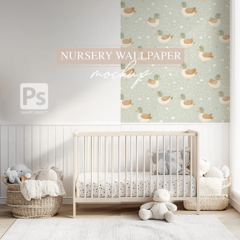 K&ouml;nnte beinhalten: Ein wei&szlig;es Babybett mit einem wei&szlig;en und schwarzen gemusterten Laken und einem wei&szlig;en Teddyb&auml;ren, der davor sitzt. Die Wand hinter dem Babybett ist mit einer gr&uuml;n-wei&szlig;en Tapete mit einem sich wiederholenden Muster aus braunen Enten verziert.