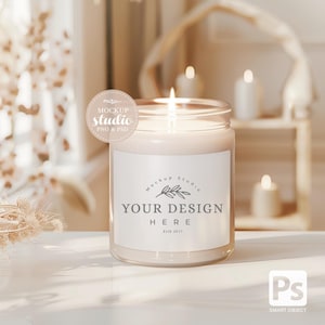 Puede incluir: Una vela blanca en un tarro de vidrio transparente con una etiqueta blanca que dice "Mockup Studio" y "Your Design Here" con un peque&ntilde;o dise&ntilde;o de rama. La vela est&aacute; encendida y emite un suave resplandor.
