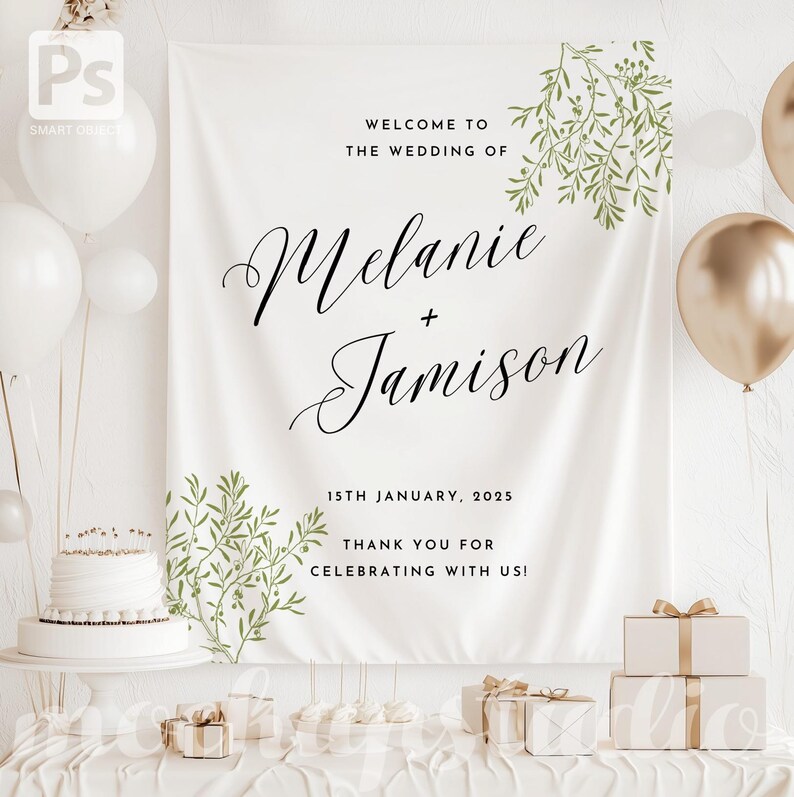 K&ouml;nnte beinhalten: Ein wei&szlig;es Hochzeits-Willkommensschild mit den Namen "Melanie + Jamison" in eleganter Schrift. Das Schild enth&auml;lt das Datum "15. Januar 2025" und den Text "Vielen Dank, dass Sie mit uns feiern!" Gr&uuml;n und Ballons schm&uuml;cken die Szene.