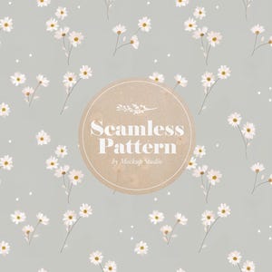 Könnte beinhalten: Ein nahtloses Muster mit weißen Gänseblümchen mit gelben Zentren und zarten Stielen, auf einem hellgrauen Hintergrund. Kleine weiße Punkte sind über das florale Design verstreut. Der Text "Seamless Pattern" wird in einem kreisförmigen Emblem angezeigt.