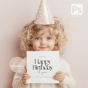 Kinderparty-Einladungs-Modell | Leere quadratische Karte in der Hand | PSD + PNG | Neutrale Ästhetik für druckbare oder digitale Einladungen