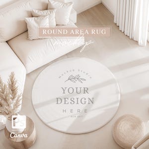 Puede incluir: Una alfombra redonda blanca con el texto "ROUND AREA RUG" y "YOUR DESIGN HERE" en gris. La alfombra está sobre un suelo de madera clara con un sofá blanco y una pequeña mesa de madera con un jarrón de hierba seca.