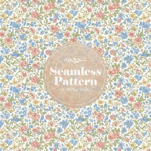 Op de afbeelding: Een naadloos bloemenpatroon met een dichte rangschikking van roze rozen, blauwe vergeet-mij-nietjes en gele bloesems op een crèmekleurige achtergrond. Het ontwerp bevat de tekst "Seamless Pattern" in een cirkelvormig kader.