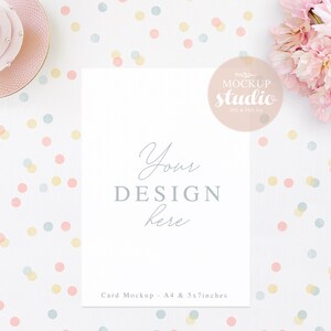 Mock up invito festa, Mock up biglietto 5x7, Mock up biglietto di auguri, Mock up tema festa, Mock up coriandoli colorati, Mock up biglietto toni rosa per ragazze