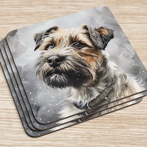 Op de afbeelding: Set van vier grijze onderzetters met een aquarel-illustratie van een bruine en witte terriër hond met een zwarte halsband. De hond kijkt recht naar de kijker met een zachte, vriendelijke uitdrukking. De achtergrond is lichtgrijs met witte stippen, die lijken op sneeuw.