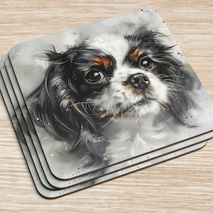 Könnte beinhalten: Ein Set aus vier Untersetzern mit einem Aquarellbild eines Cavalier King Charles Spaniel Hundes mit schwarzem, weißem und braunem Fell. Der Hund schaut den Betrachter mit einem sanften Ausdruck direkt an.