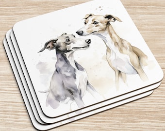 Op de afbeelding: Een aquarel van twee Italiaanse windhonden. De ene is bruin en wit, de andere is grijs en wit. De honden kijken elkaar aan met hun hoofd gekanteld.
