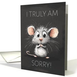 Lo siento mucho. Lindo ratón preocupado sobre un fondo gris. Tarjeta de cartulina profesional de 5 x 7 y sobre en blanco.