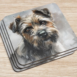 Op de afbeelding: Een set van vier bruine en grijze onderzetters met een close-up portret van een bruine en grijze hond met een zachte, pluche vacht. De hond kijkt recht in de camera met een zachte uitdrukking. De achtergrond is lichtgrijs met een subtiel aquareleffect.