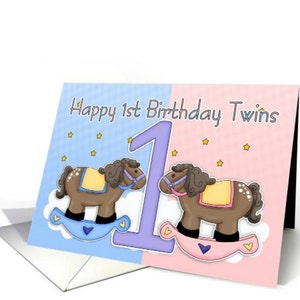 Twins Première carte d'anniversaire - Deux petits chevaux à bascule, cheval à bascule rose, cheval à bascule bleu, jumeaux premier anniversaire