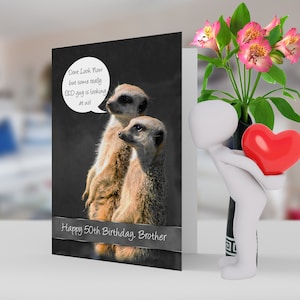 Meerkat 50th Tarjeta de cumpleaños para Brother tarjeta 5x7 pro tarjeta de stock y sobre