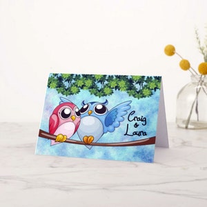 Tarjeta de aniversario feliz personalizable, nombre específico, con búhos lindos en la rama