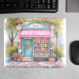 Pode incluir: Ilustração em aquarela de uma charmosa livraria com um toldo rosa e azul, a palavra "Books" acima da entrada. A loja apresenta uma porta azul, um banco e prateleiras cheias de livros coloridos. Um design lúdico.