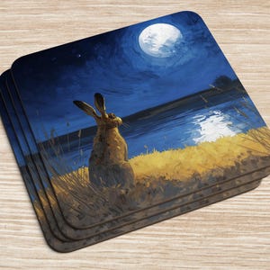 Può includere: Set di quattro sottobicchieri quadrati. Ogni sottobicchiere presenta un dipinto di una lepre che guarda la luna piena sopra l'acqua. L'opera d'arte utilizza tonalità blu, gialle e marroni per rappresentare una scena notturna. I sottobicchieri sono realizzati in materiale resistente.