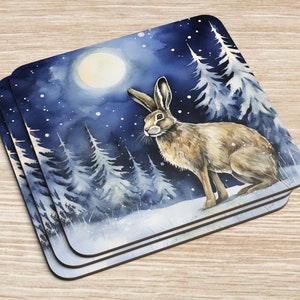 Könnte beinhalten: Ein Aquarellbild eines Hasen, der in einem schneebedeckten Wald unter einem Vollmond steht. Der Hase ist braun und weiß, und der Wald ist dunkelblau mit weißem Schnee.
