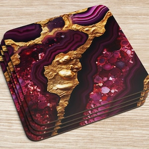 Può includere: Set di quattro sottobicchieri con un primo piano di una pietra di agata viola e dorata con una texture scintillante.