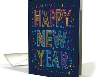 Puede incluir: Una tarjeta de felicitación azul marino con las palabras "HAPPY NEW YEAR" en letras coloridas y delineadas. La tarjeta está decorada con pequeñas estrellas y formas de confeti en varios colores. Un sobre blanco es visible en el fondo.
