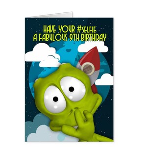 Cartão de 9º aniversário, Cartão Alien #Selfie - Um cartão divertido com Alien tirando uma selfie novamente em um fundo espacial