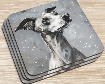 Op de afbeelding: Een set van vier grijze onderzetters met een zwart-witte illustratie van een hond die omhoog kijkt. De achtergrond is lichtgrijs met witte stippen.