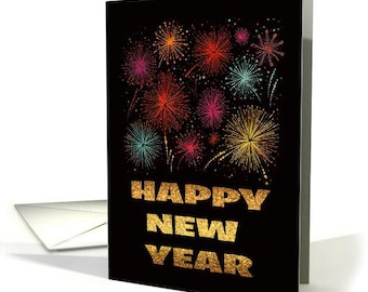 Puede incluir: Una tarjeta de felicitación negra con fuegos artificiales coloridos y las palabras "HAPPY NEW YEAR" en letras doradas con purpurina. Se ve un sobre en el fondo. Los fuegos artificiales son de color rojo, naranja, amarillo, azul y rosa.