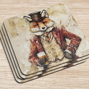 Può includere: Una volpe marrone e arancione con un cappello a cilindro e un gilet marrone tiene un bicchiere di birra. La volpe è raffigurata in uno stile ad acquerello su uno sfondo marrone.
