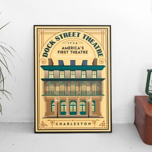 Peut inclure: Une affiche de style vintage représentant le Dock Street Theatre à Charleston, en Caroline du Sud. L'affiche présente un fond jaune avec un cadre noir et des accents dorés. Le texte indique "Dock Street Theatre - 1736 - America's First Theatre - Charleston". L'affiche représente un bâtiment de trois étages avec un balcon et des fenêtres.