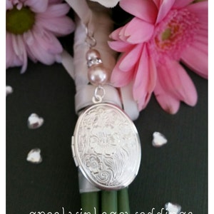 Stunning Wedding Bouquet photo Charm Silver Oval Locket Bridal Bouquet Memory Photo Frame Charm with Gift Bag for that special Wedding Day