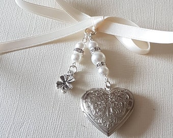 Charme commémoratif de la mariée, charme du bouquet de mariage, médaillon photo, médaillon de cœur en argent gaufré, charme trèfle et sac cadeau pour votre journée spéciale