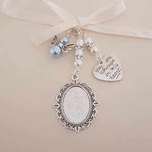 Dije de ramo, dije conmemorativo de boda, medallón de ramo de novia ovalado de plata, dije &quot;siempre en el corazón&quot;, dije de ángel, cubierta transparente y bolsa de regalo.