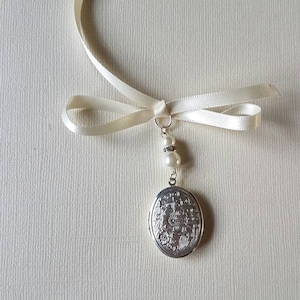 Ciondolo commemorativo a forma di bouquet da sposa con medaglione fotografico e perle / ricordo di nozze con nastro avorio