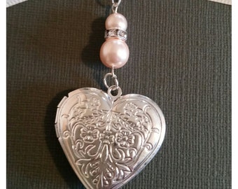 Impresionante colgante con foto de ramo de boda, medallón de corazón con diseño plateado, colgante de ramo de novia con dos perlas y bolsa de regalo