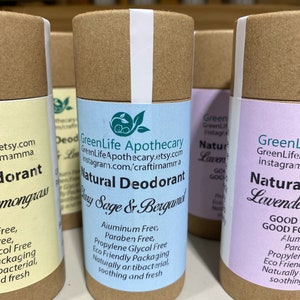 Op de afbeelding: Drie natuurlijke deodorantbuizen met bruine kartonnen verpakking. De middelste buis is gelabeld "GreenLife Apothecary Natural Deodorant Clay Sage & Bergamot" en vermeldt de ingredi&euml;nten. De linker buis is gelabeld "Lemongrass Deodorant" en de rechter buis is gelabeld "Natural Lavender Deodorant".