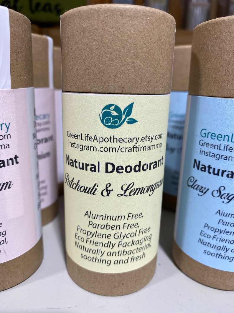 Op de afbeelding: Drie kartonnen buizen met etiketten voor natuurlijke deodorant. De etiketten zijn cr&egrave;me, geel en lichtblauw. De tekst op het gele etiket luidt "Natuurlijke deodorant Patchouli & Lemongrass Aluminiumvrij, Parabenvrij, Propylenglycolvrij Milieuvriendelijke verpakking Natuurlijk antibacterieel verzachtend en fris". De tekst op het lichtblauwe etiket luidt "Natuurlijke deodorant Clary Sage Aluminium Paraben Propylenglycol Milieuvriendelijk Natuurlijk verzachtend".