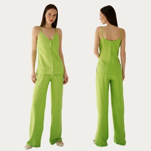 Könnte beinhalten: Ein zweiteiliges Outfit in Limegrün mit einem ärmellosen Oberteil mit Knöpfen und einer weiten Hose.