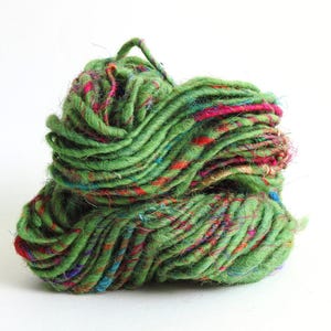 Filato di lana e seta riciclate. Filato morbido e spesso per sciarpe, berretti e guanti. Filato naturale spesso. Per maglia, uncinetto, tessere, macramè.