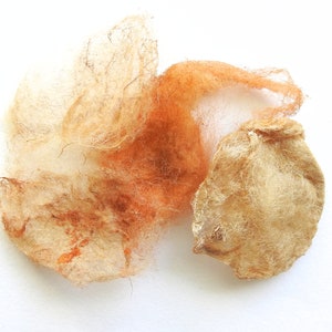Bonés de seda vermelha para artesanato. Fio de seda dourada fina. Arte têxtil, fiação, costura, feltragem, artesanato. Livre de crueldade, ecológico
