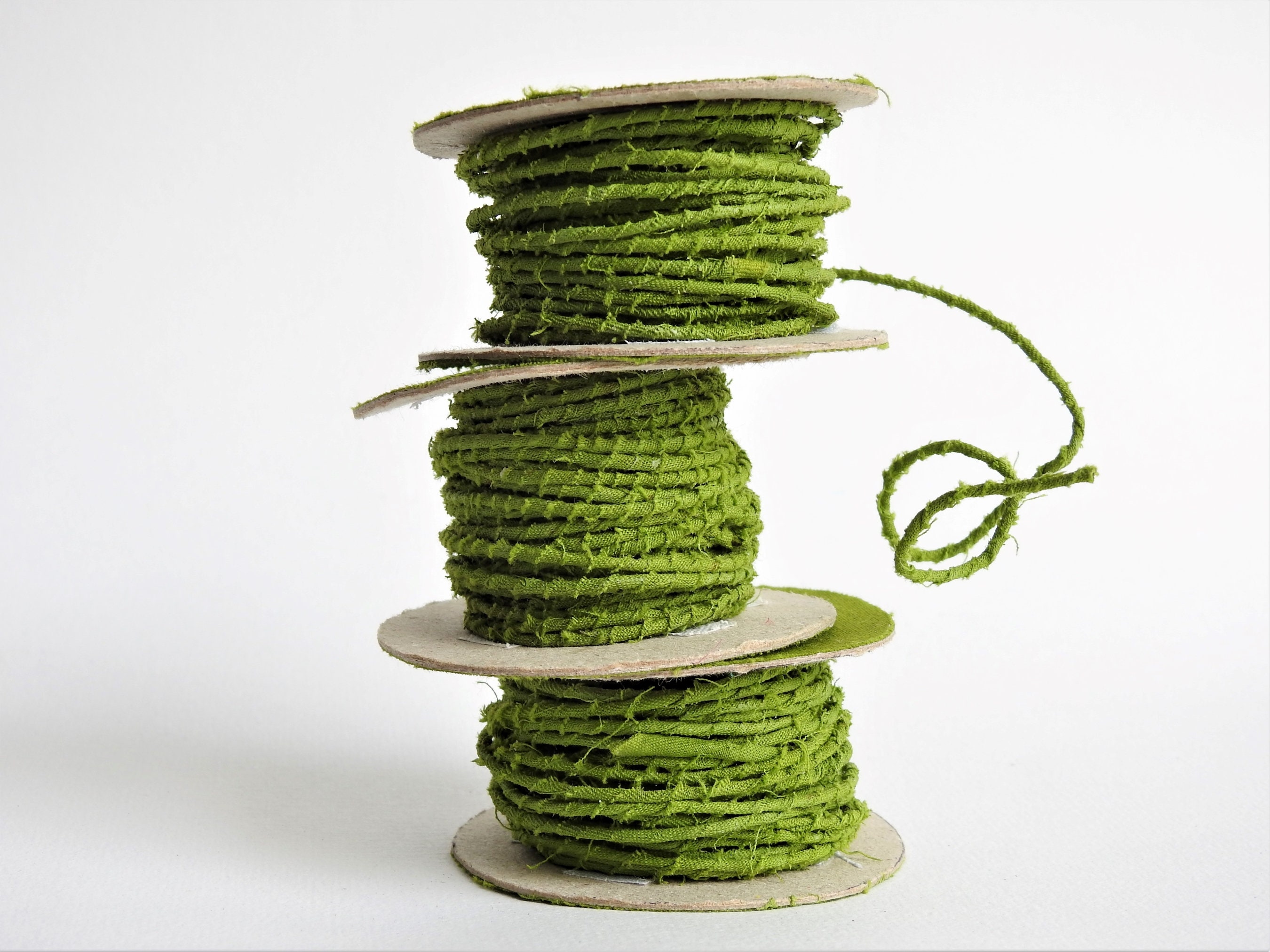 18 Gauge Green Cotton Covered Floral Wire 20 Feet per Bundle 6.1m in 12  Inch Lengths 30.5cm 