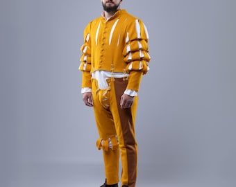 Peut inclure: Ensemble Renaissance jaune moutarde composé d'un pourpoint et d'un pantalon. La veste présente des détails blancs et des manches bouffantes. Le pantalon est bicolore, avec un panneau marron sur la jambe extérieure. L'ensemble est complété par un sous-vêtement blanc.
