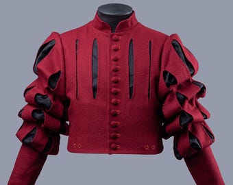 Peut inclure: Un doublet en laine rouge avec des garnitures noires et des manches bouffantes. Le doublet a un col montant et une rangée de boutons sur le devant.