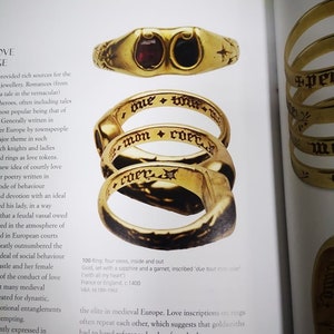 Anillo medieval con dos gemas e inscripción Due tout mon coer Con todo mi corazón. Francia o Inglaterra, siglo XV. imagen 2