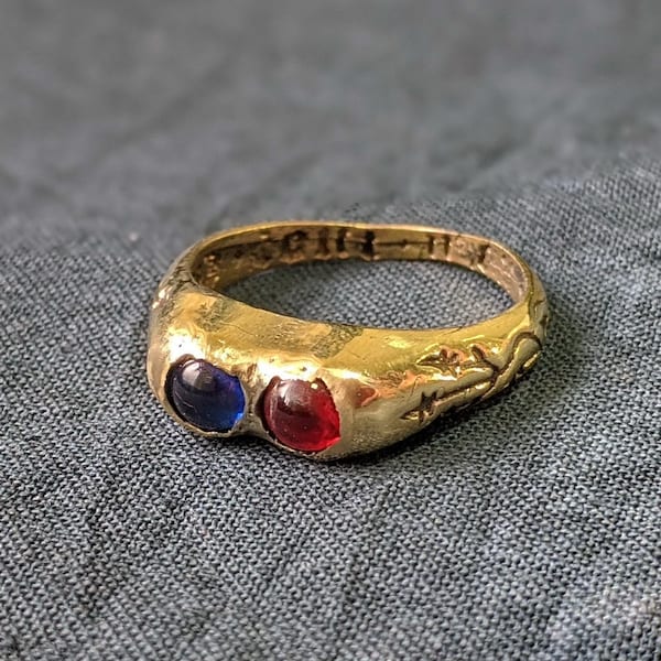 Medieval ring with two gems and inscription "Due tout mon coer" ("With all my heart"). France or England, 15th century.