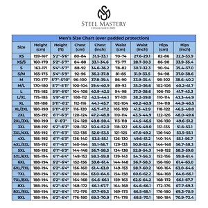 Pode incluir: Tabela de tamanhos masculinos da Steel Mastery, estabelecida em 2001. Inclui medidas de altura em cm e p&eacute;s, peito, cintura e quadris em cm e polegadas, tamanhos de XS a 9XL.
